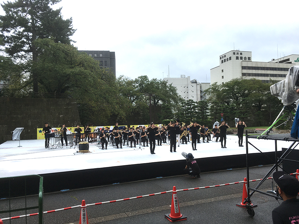 福井県庁前広場で行われた高校生主体のブラスバンド、バトントワリングステージ設営を担当させていただきました。